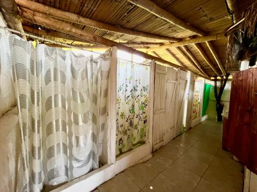 Ένα μπάνιο στο Kamala Surf & Backpacker Hostel