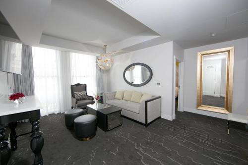 a living room with a couch and a mirror at Elyton Hotel, Autograph Collection in Birmingham
