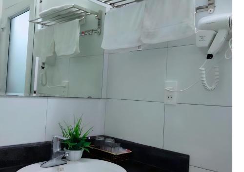 un baño con lavabo y espejo en Khách Sạn Kim Tiến, en Ha Long