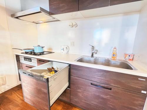 a kitchen with a sink and a stove at Ikebukuro area, Close to Shinjuku, three layer house, Viewing terrace, 6 min walk to subway stn, 近池袋新宿 全新三层别墅有露台 地铁站步行6分 直达新宿 东京塔 哈利波特主题乐园 公交站步行3分 最大7人 in Tokyo