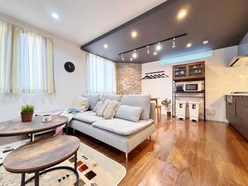 a living room with a couch and a table at Ikebukuro area, Close to Shinjuku, three layer house, Viewing terrace, 6 min walk to subway stn, 近池袋新宿 全新三层别墅有露台 地铁站步行6分 直达新宿 东京塔 哈利波特主题乐园 公交站步行3分 最大7人 in Tokyo