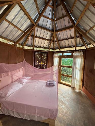 En eller flere senge i et værelse på Atabeba