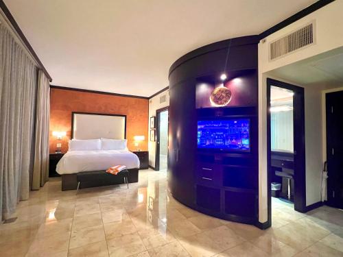 Cama o camas de una habitación en Boutique Suites 3 min walk to beach