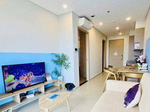 Телевизор и/или развлекательный центр в The Song Vung Tau Bi Homestay & Spa