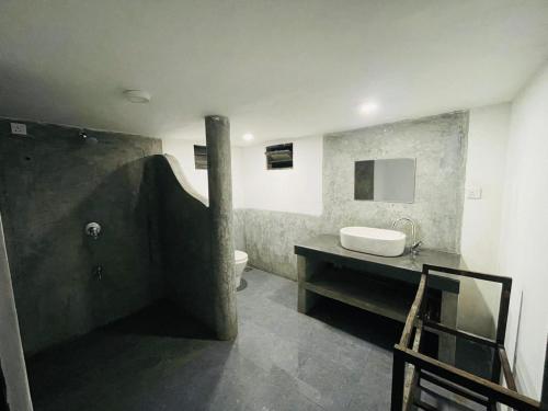 un baño con lavabo e inodoro en Berg House Mirissa, en Mirissa