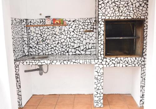 a bathroom with a black and white patterned wall at Casa Yoel in Granadilla de Abona