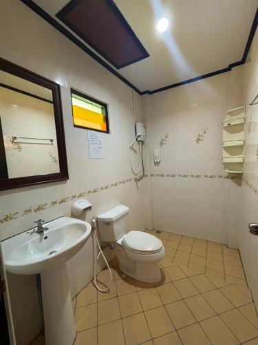 a bathroom with a toilet and a sink at Rin Bay View Resort in Haad Rin