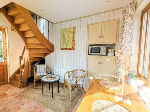 une cuisine et une salle à manger avec un escalier et une table dans l'établissement Gîte rénové au bord de la Sarthe, calme et parking privé - FR-1-410-460, à Sablé-sur-Sarthe