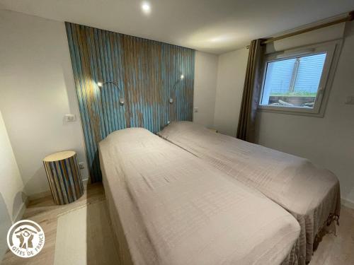 une petite chambre avec deux lits et une fenêtre dans l'établissement Maison moderne avec clim, jardin et parking, proche plage Noirmoutier - FR-1-426-565, à Barbâtre