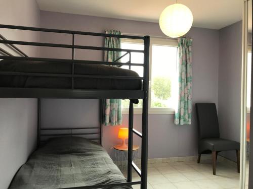 une chambre avec deux lits superposés et une fenêtre dans l'établissement Villa climatisée avec piscine privée, 3 ch, jardin, parking et WIFI à Elne - FR-1-776-113, à Elne