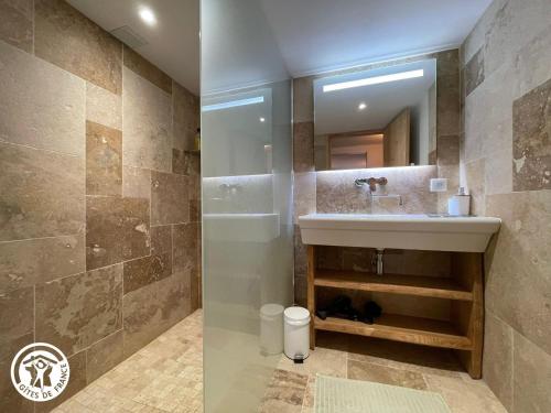 une salle de bain avec un lavabo et une douche dans l'établissement Maison moderne avec clim, jardin et parking, proche plage Noirmoutier - FR-1-426-565, à Barbâtre