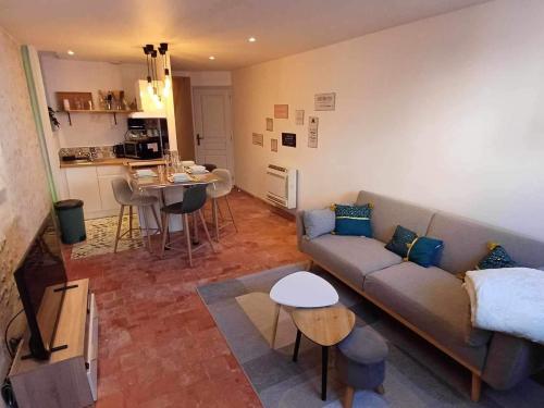 un salon avec un canapé et une table dans l'établissement Maison cosy proche Loire avec climatisation - FR-1-590-531, à Beaugency