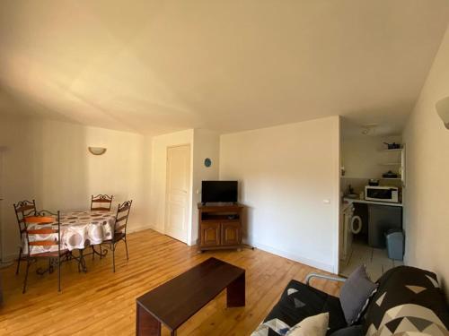 un salon avec un canapé et une table dans l'établissement T2 cabine calme prox. Boudigau, terrasse, parking, 4 pers. - FR-1-413-252, à Capbreton