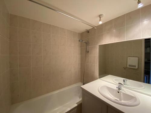 une salle de bain avec un lavabo et une baignoire dans l'établissement T2 cabine calme prox. Boudigau, terrasse, parking, 4 pers. - FR-1-413-252, à Capbreton