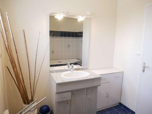 a bathroom with a sink and a mirror at Erdeven - Maison lumineuse 5 pièces avec jardin fermé - FR-1-479-188 in Erdeven