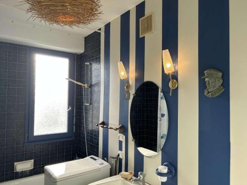 une salle de bain avec des toilettes blanches et une fenêtre dans l'établissement Appartement 2 pièces, 4 couchages, centre Saint-Gilles-Croix-de-Vie, parking - FR-1-224-815, à Saint-Gilles-Croix-de-Vie