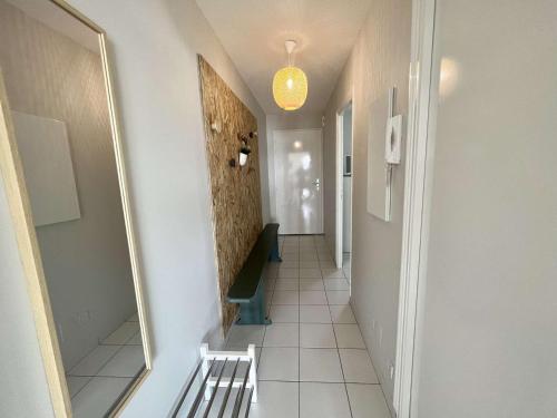 a hallway with a mirror on the wall and a staircase at Appartement 2 pièces à Étel - 42 m² - Wifi - Parking privé - FR-1-479-196 in Étel