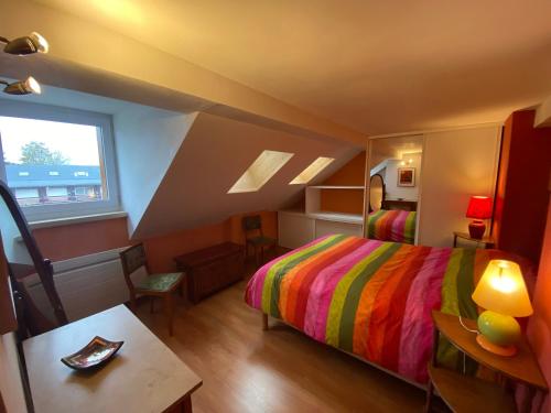 une chambre avec un lit, une table et une fenêtre dans l'établissement Appartement lumineux 2 chambres au cœur du Vercors - FR-1-737-93, à Villard-de-Lans