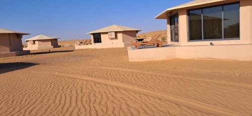 a house in the middle of the desert at Stars Gate Camp in Al Wāşil