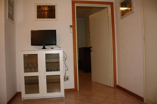 チェチナにあるAppartamento Via Fuciniのテレビ付きの部屋