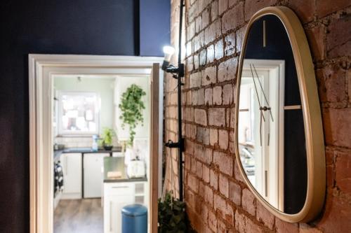 ウスターにあるLowell Street - Cosy 2 Bedroom Home in Worcester!の煉瓦の壁面の鏡
