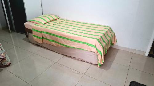 Ένα ή περισσότερα κρεβάτια σε δωμάτιο στο Loft 80 metros do mar na Praia Central com garagem