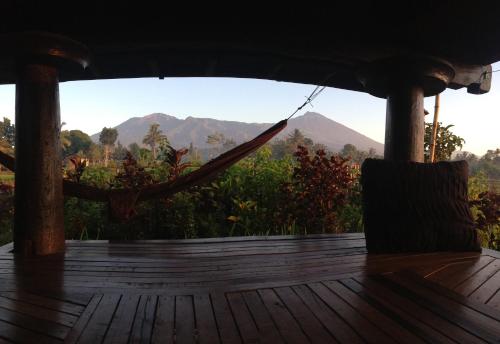 Vista generica sulle montagne o vista sulle montagne dall'interno della stanza in casa privata