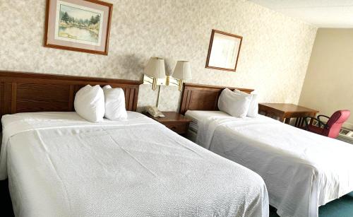 Postel nebo postele na pokoji v ubytování Blue Way Inn & Suites La Crosse