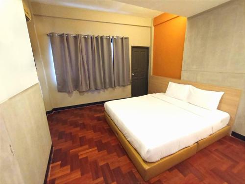 a white bed in a room with a window at GO INN Silom BTS Surasak สถานีสุรศักดิ์ in Bangkok