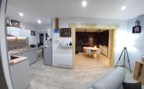 - une cuisine avec un canapé et une table dans l'établissement Maison classée 4 étoiles vue sur la mer, à Criel-sur-Mer