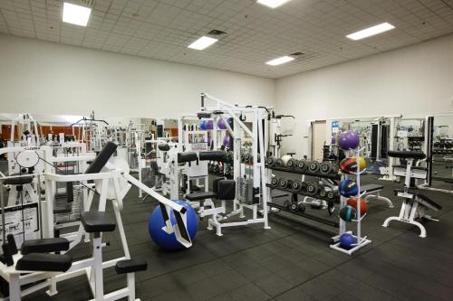 un gimnasio con mucho equipamiento en una habitación en The Bertram Inn at Glenmoor, en Canton
