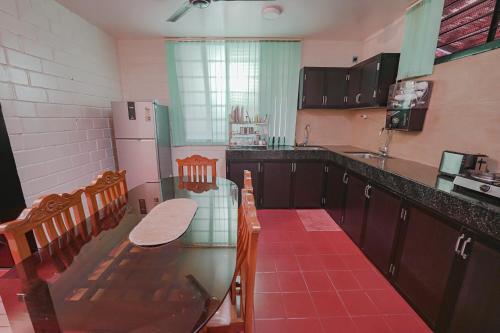Kuchyň nebo kuchyňský kout v ubytování UDUPI HOMESTAY - Cottage House - Dendoorkatte