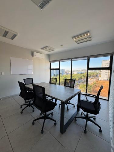 a conference room with a table and chairs at Departamento moderno in Culiacán