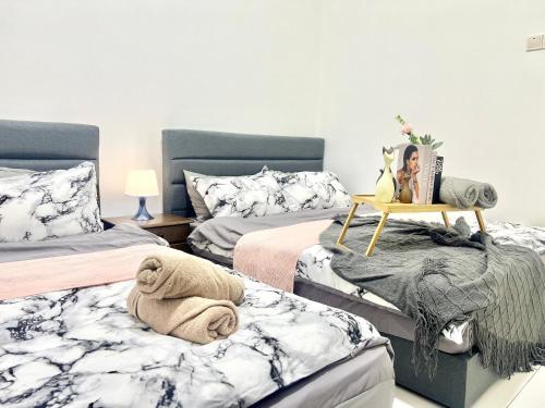 Un pat sau paturi într-o cameră la SF 1-12Pax Puchong Sky Pod 3Room IOI Mall 8 Bed LRT