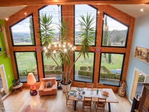 - un salon avec un grand groupe de fenêtres dans l'établissement Charmante chambre pour 2 avec sauna et vélos à Vyans-le-Val - FR-1-583-277, à Vyans