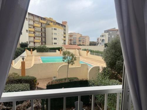 d'un balcon avec vue sur la piscine. dans l'établissement Appartement T2 Cabine, piscine, parking, près plage Cap d'Agde - FR-1-749-76, au Cap d'Agde
