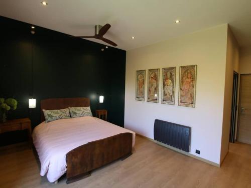 a bedroom with a bed and a ceiling fan at Chambre d'hôtes style 30s avec petit déj inclus, lit 180 cm, Wifi - FR-1-590-520 in La Ferté-Saint-Aubin