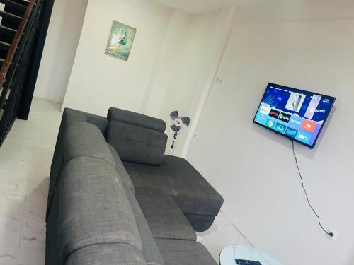 Televiisor ja/või meelelahutuskeskus majutusasutuses Luanda City Hostel