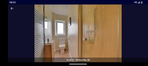 ein Badezimmer mit Dusche, Toilette und Waschbecken in der Unterkunft Keys Crossed Farm in Barnard Castle