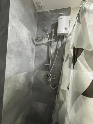 Un baño con ducha y cabezal de ducha en RRS Cabin, Primeworld District, en Lapu Lapu City