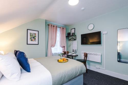 TV a/nebo společenská místnost v ubytování Victoria Park Studio 8 with Private Off-suite Shower Room down a flight of stairs from the main room, Free Parking, Free Netflix, Prime & DisneyPlus