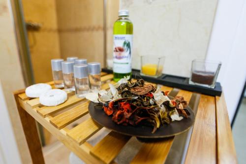 un piatto di cibo su un tavolo con una bottiglia di vino di Twin House a Ognyanovo