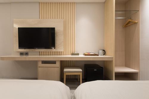 TV a/nebo společenská místnost v ubytování Gamalan Breeze Hotel