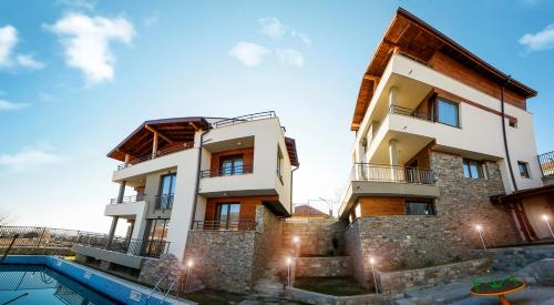bâtiment en aominium avec une piscine devant dans l'établissement Twin House, à Ognyanovo