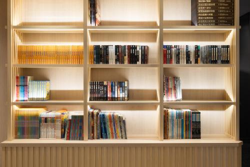 a book shelf filled with lots of books at Gamalan Breeze Hotel in Jiaoxi