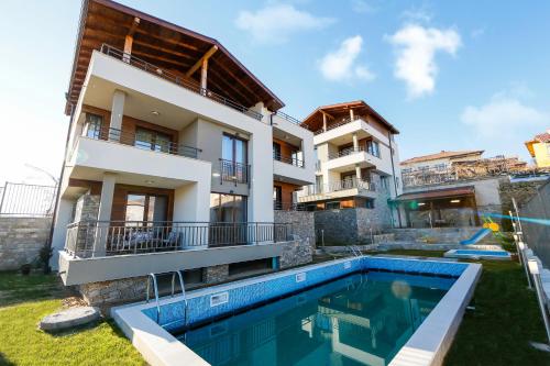 Piscina a Twin House o a prop