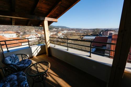un balcone con due sedie e vista sulla città di Twin House a Ognyanovo