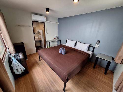 a small bedroom with a bed and a table at Slumberland at Pai in Pai