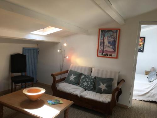 un salon avec un canapé et une table dans l'établissement Mirabeau Bel appartement en sud Luberon, à Mirebeau