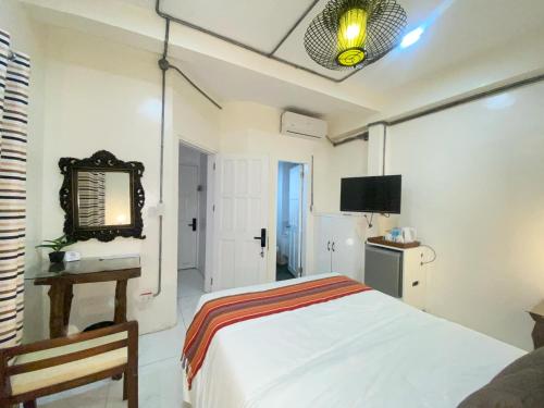 Un televizor și/sau centru de divertisment la Red Angel Hotel by Our story